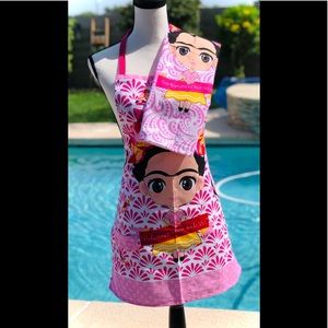 Frida Kahlo Two pocket apron W/ Dish Rag (Pink)